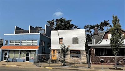 What's happening with the collapsing building on Walnut Street in Bloomington?