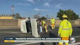 Furgão tomba após acidente com carro e caminhão, e interdita trecho da Anhanguera, em Campinas