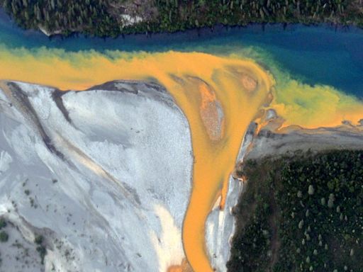 Por qué algunos ríos de Alaska se están volviendo color naranja
