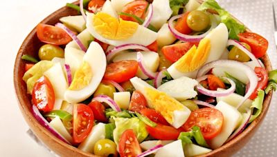 Cómo hacer una ensalada campera: uno de los mejores platos típicos de España para el verano