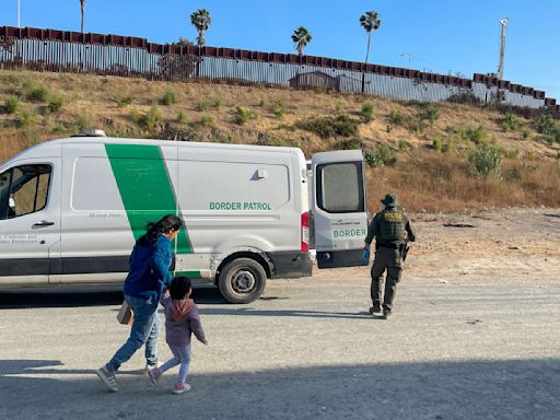 Imigrantes já encaram barreiras na fronteira entre EUA e México após decisão de Biden