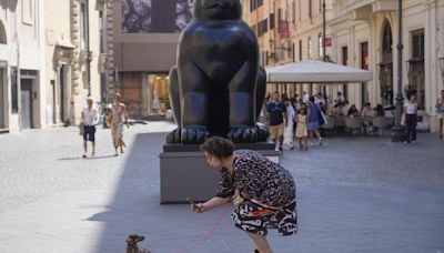 Las figuras voluminosas de Botero invaden Roma y la convierte en un museo al aire libre