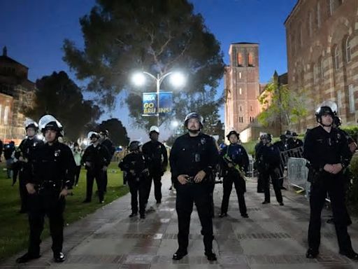 La polizia irrompe nel campus dell'Università della California per disperdere il "raduno illegale"