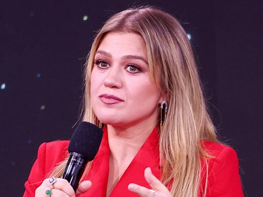 Kelly Clarkson says 'it's not hard to be vulnerable' except when discussing one thing