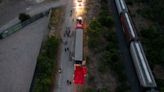 Cuatro bebés y 12 adultos hallados con vida en el furgón donde murieron 46 migrantes en Texas | Teletica