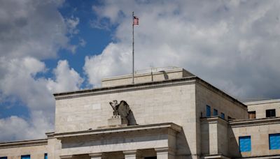 Oaktree’s Marks Says Fed Cuts Won’t Take US Rates Below 3%