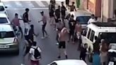 Pelea a palos en plena calle entre menores en Petrer