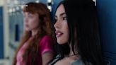 Megan Fox, é você? Cantora lança clipe com referências a 'Garota Infernal' e impressiona web por semelhança com atriz