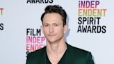 Jonathan Tucker, el actor de 'Kingdom', rescata a sus vecinos durante un allanamiento de morada