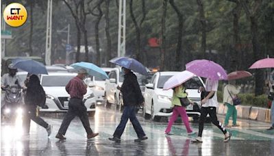 6縣市豪、大雨特報 雨彈升級「國家警報大響」