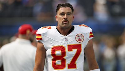 Travis Kelce logra un récord de Kansas City Chiefs y mantienen el invicto - La Opinión