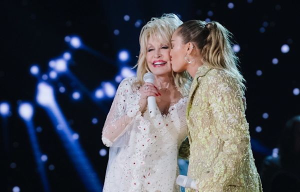 Miley Cyrus says she’ll follow Dolly Parton’s lead when it comes to having children