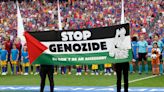 Una pancarta propalestina irrumpe en la final sin el permiso de UEFA