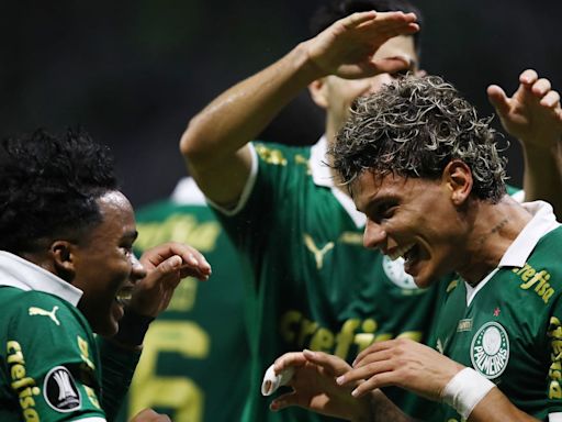 Golazo de Ríos para sellar la clasificación de Palmeiras