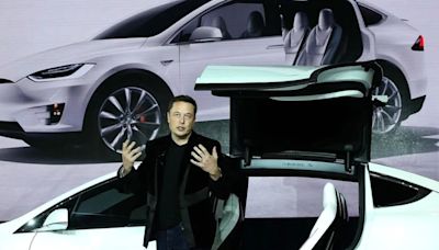 Tesla retrasó el lanzamiento de su robotaxi y provocó el desplome de sus acciones
