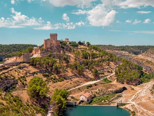 El pueblo que tiene uno de los Paradores más bonitos de España: un viaje a la Edad Media