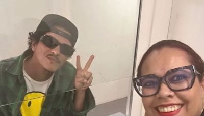 Bruno Mars chega ao Brasil, e fã posta foto com o cantor: 'Bem-vindo, nós te amamos'