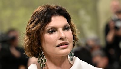 Linda Evangelista sorprende en la Met Gala tras la terrible experiencia que vivió por un tratamiento estético