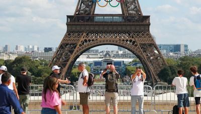 Los descendientes de Eiffel piden retirar los anillos olímpicos de la torre, pero la alcaldía de París se niega