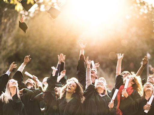 Here's Exactly What to Write in Your Graduation Card to Congratulate the Class of 2024