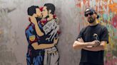 El famoso beso de Messi y Cristiano, expuesto en el innovador museo White Rabbit