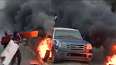 Motochorros mataron a un delivery y sus compañeros quemaron autos frente a la comisaría