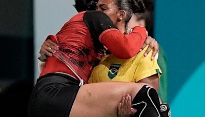 Atleta brasileira carrega nos braços adversária lesionada; veja o vídeo | GZH