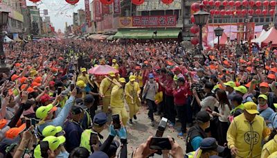 萬人夾道 白沙屯媽祖「三進三退」抵北港朝天宮 (圖)