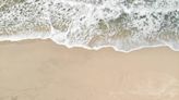 Sombrilla sale volando y hiere seriamente en la pierna a una mujer en playa de la Florida