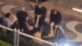 Vídeo: jovem apanha e é jogado em calçada de balada após briga em SP