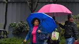 ¿Es culpa de ‘Beryl’? Lluvias intensas ‘ahogarán’ a 12 estados este martes