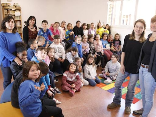 La autora Kris M. García San-Miguel reinaugura la biblioteca del colegio Miguel de Cervantes