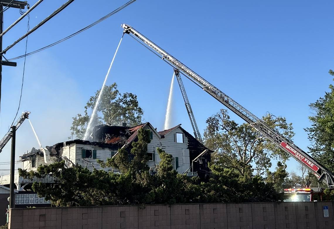 Landmark old building in downtown Modesto burning