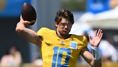 Chargers QB Justin Herbert will miss at least next 2 weeks because of a right foot injury