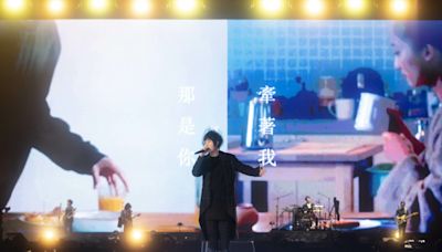 阿信披露五月天公益捐款9千萬助台灣 鳥巢台上4度提高雄