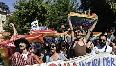 Hunderte gehen trotz Verbots bei Pride-Parade in Istanbul auf die Straße