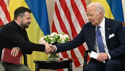 Selenskyj erhält in Paris weitere militärische Unterstützung für die Ukraine
