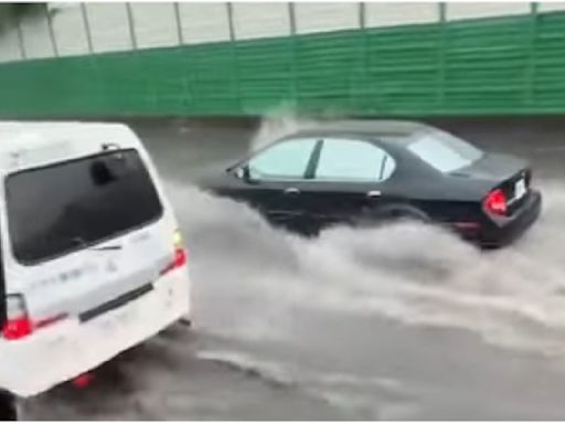 影/大雷雨狂轟台中！國道后里段「淹水半個輪胎」 車輛慘拋錨