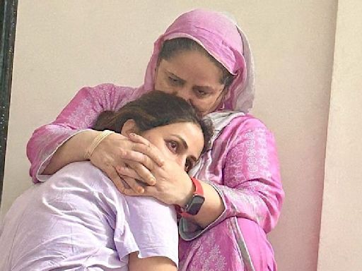 Hina Khan Gives An Emotional Tribute To Her Mother Amid Cancer Diagnosis: 'Even Her World Was Crumbling But..'