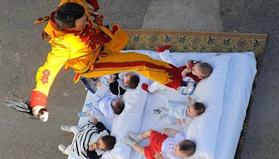 La fiesta de un pueblo español en la que saltan por encima de bebés