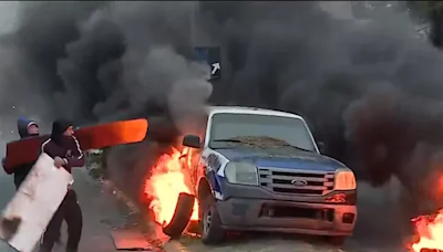 Motochorros mataron a un delivery y sus compañeros quemaron autos frente a la comisaría