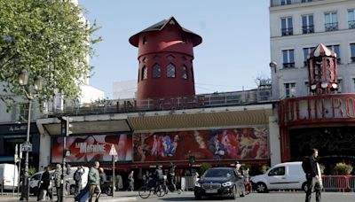 Se derrumbaron las aspas del emblemático cabaret parisino Moulin Rouge