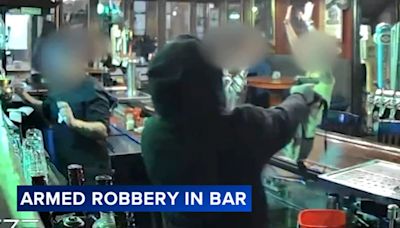 Armed thieves rob Irish Nobleman Pub and its patrons in West Town in less than 1 minute: VIDEO