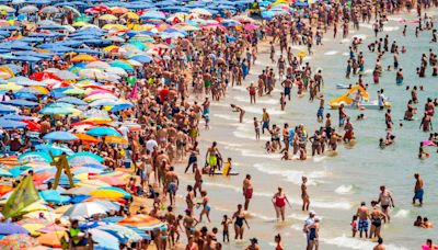 La prensa británica mira a la temporada turística española y la califica con una sola palabra