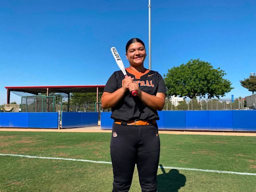 Jayden Ramos va a Arkansas y deja huella en el equipo de sóftbol de Central