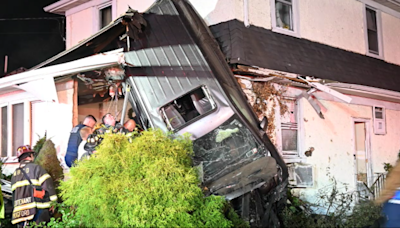 Car crashes into house in West Babylon, 3 injured: SCPD