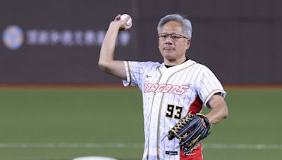 AI教父長黃仁勳漂亮開球為「龍象大戰」揭序幕 味全球星林智勝還與他自拍