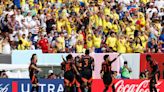 Barristas colombianos protagonizaron bochornosas peleas en el estadio donde la Tricolor goleó a Estados Unidos