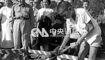 開箱老照片》紀念英勇少年 再春游泳池破土