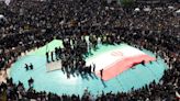 Una inmensa multitud asiste en Teherán al funeral del presidente iraní